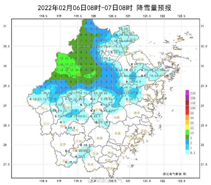 春运高峰遇暴雪，有人被堵高速——极端天气下的应对与反思