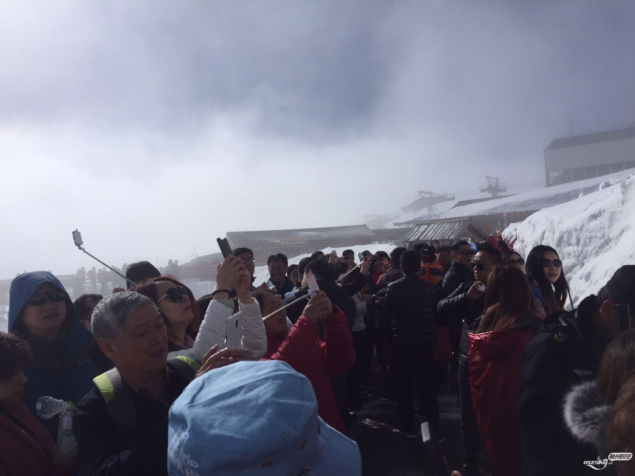 玉龙雪山大雪中遭遇的拥堵与挑战