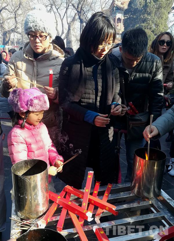 雍和宫现抢头香大场面