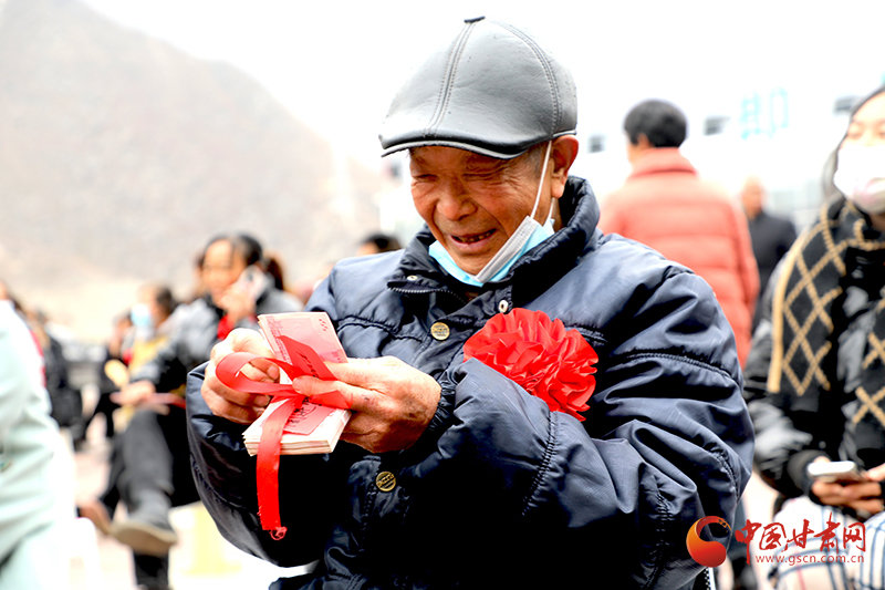 一、爆款标题，村民喜收红包雨，三年累计分红超60万，神秘福利究竟从何而来？揭秘乡村经济新奇迹！​​