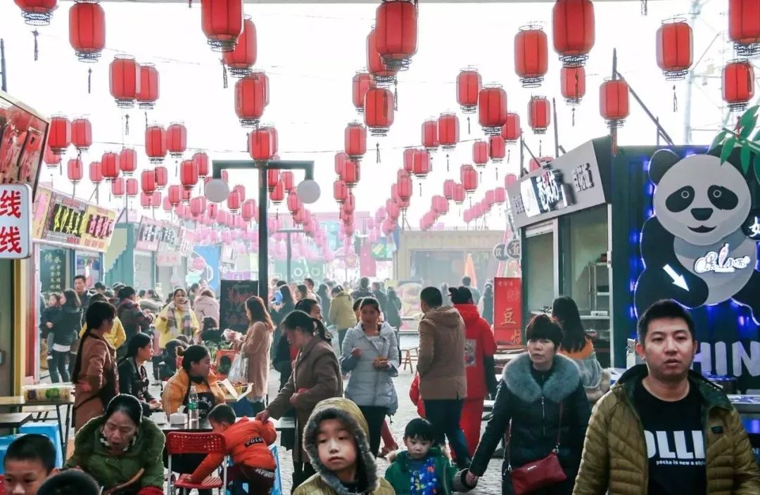 铁板鱿鱼夹盛宴！春节庙会小吃摊位疯狂挤爆，万人排队抢购盛况空前！