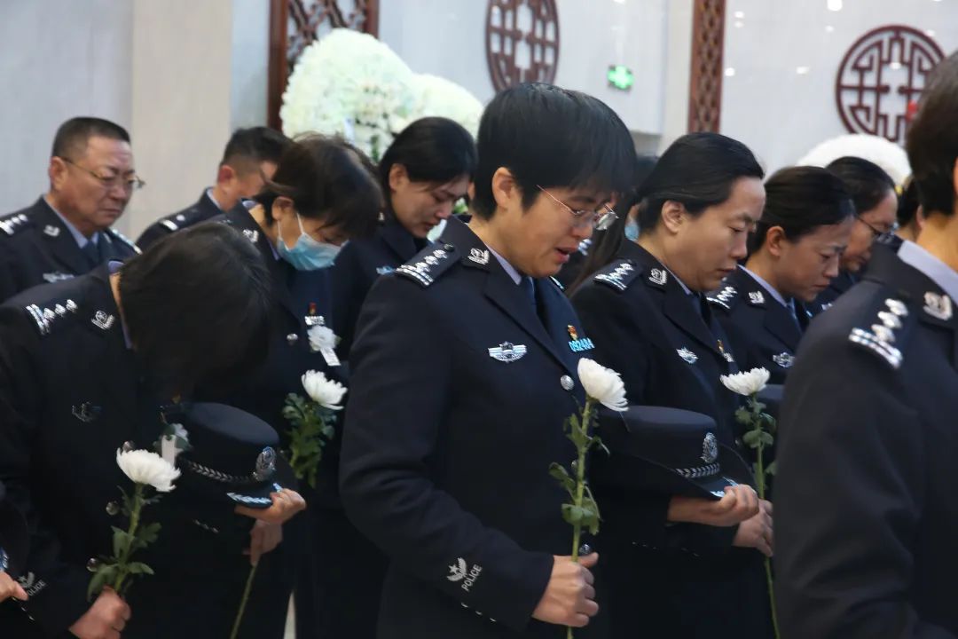 山东交警遭遇冲撞悲剧，英勇献身！嫌疑人驾车疯狂逃窜引发社会关注热潮。