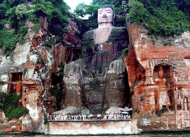 乐山大佛惊现天际，神秘现象引发关注热潮！标题蕴含悬念与情感波动。