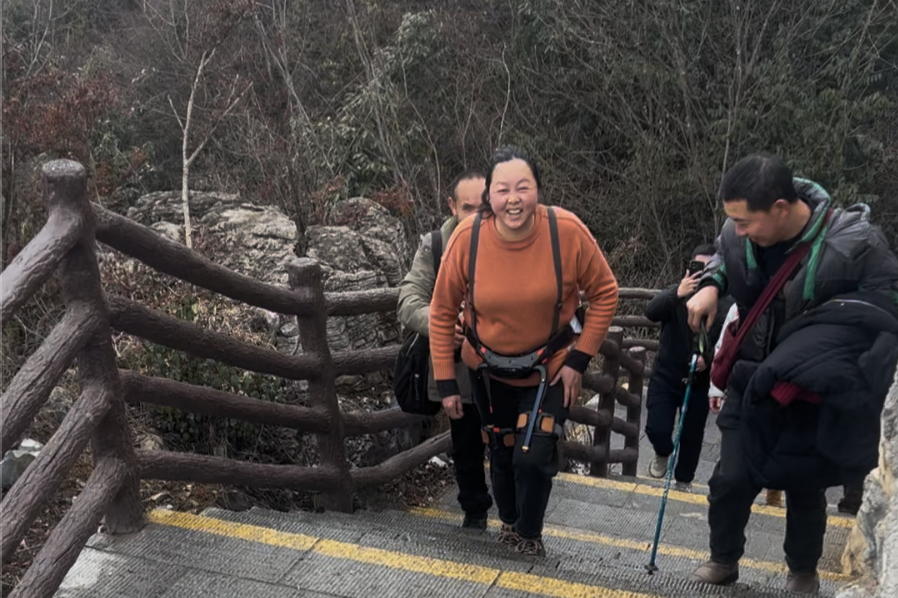 湖北景区惊现‘机械飞腿’！游客惊呼，这是未来旅行？还是科幻入侵？