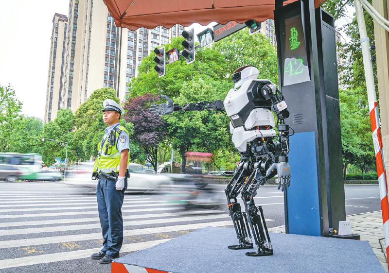 机器人警察深圳街头执勤