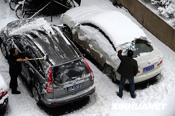 济南暴雪惊魂，汽车秒变‘绝望冰壶’，路况失控下的生死时速！