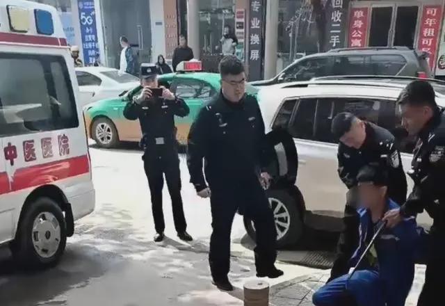 惊魂一刻！路怒男疯狂逼停前车，暴打乘客画面曝光！警方紧急介入！