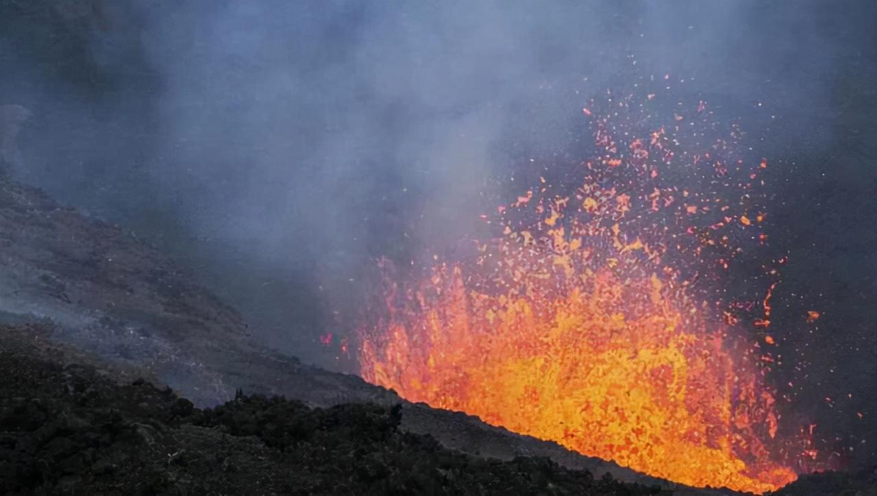 惊！美国火山突然喷发60米高，专家警告，更大灾难或将降临！