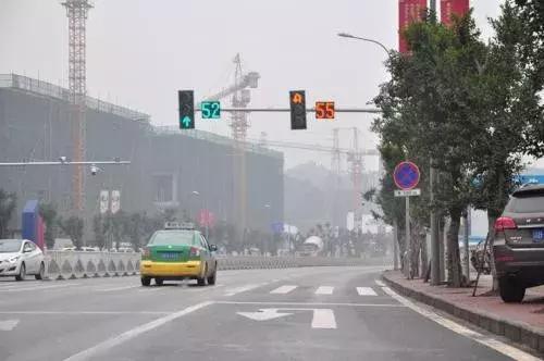 男子拆快递遭横祸几十根细刺扎眼球