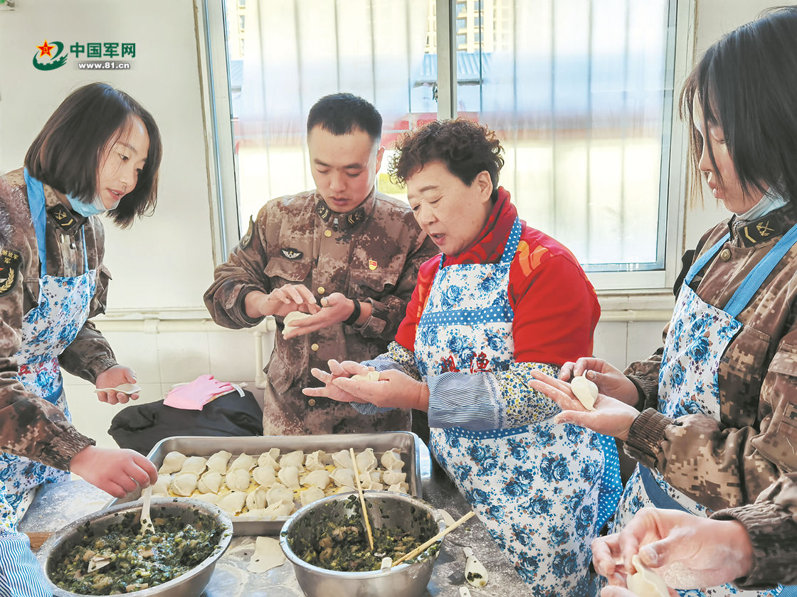 泪目！母亲连夜包300个饺子送儿入伍，最后一句话让全场破防