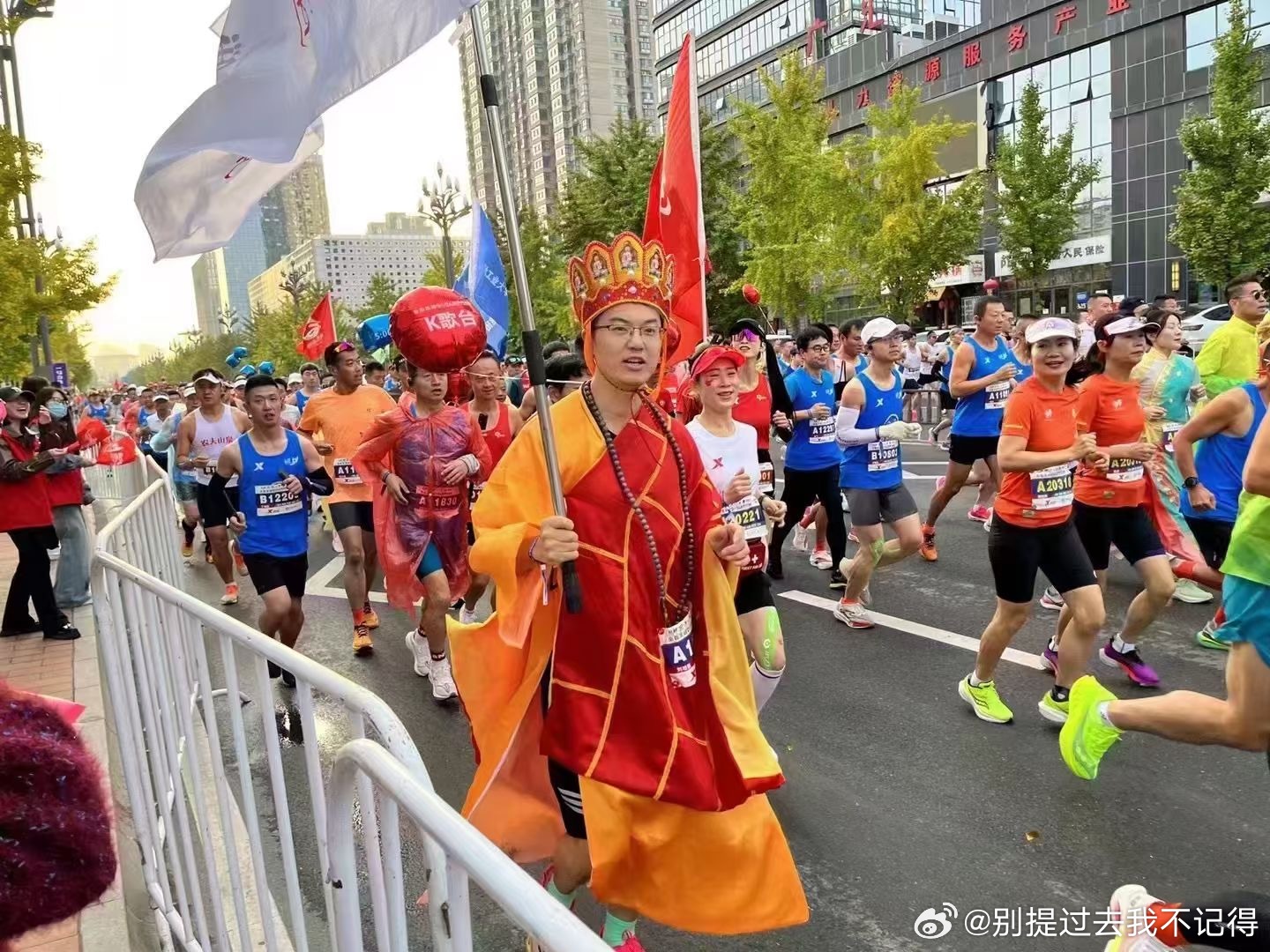 惊！全国显眼包齐聚武汉马拉松，现场竟发生这一幕！