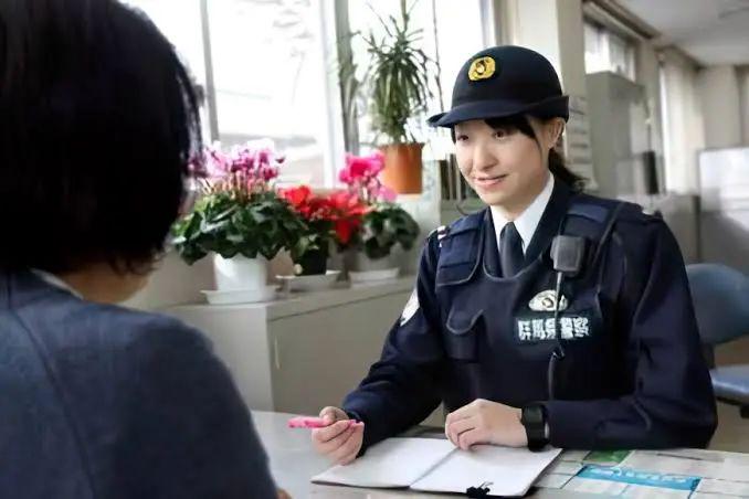 震惊！日本女警告别裙装时代，背后真相竟如此暖心？